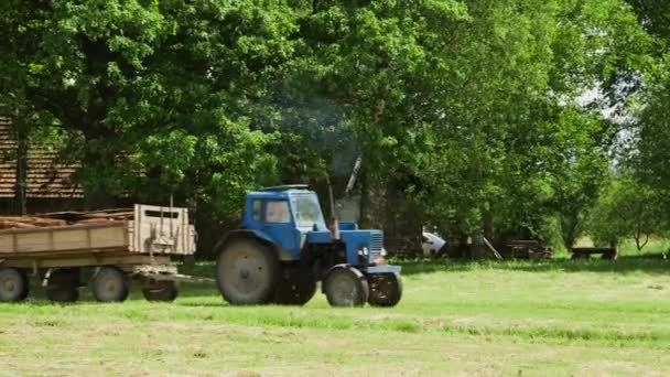 Kézzel Tartott Széles Lövés Kék Retro Traktor Rakomány Pótkocsi Hordozó — Stock videók
