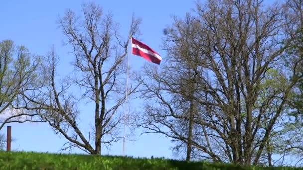 早春悬挂在高旗杆上的拉脱维亚国旗的Dolly Wide Shot — 图库视频影像