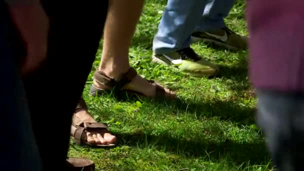 Nahaufnahme Von Männern Die Rhythmisch Mit Den Füßen Stampfen — Stockvideo