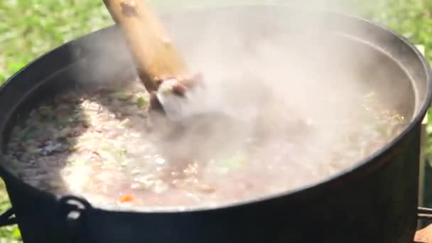 Berikut Close Shot Woman Folk Dress Stirring Soup Being Boiled — Stok Video