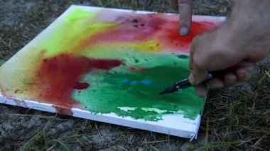 El Altında Yakından Çekilen Ressam Deneme ve Sonra Taze, Islak Suluboya Boyama İmzalama