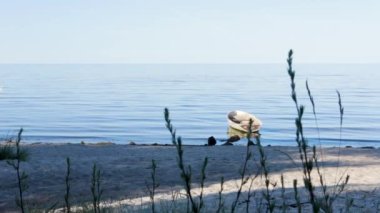 Static Wide of Picturesque Sea Shore 'da sakin dalgalar ve sallanan bir tekne var.