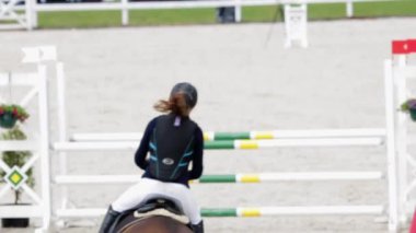 Ağır Hareketin Geniş Akımı, At Sıçrıyor Engelin Üzerinden ve Üstteki Çubuğun Üzerinden Geçiyor