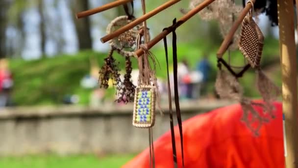 Dolly Close Shot Van Decoratieve Hangers Dream Catchers Swingen Wind — Stockvideo