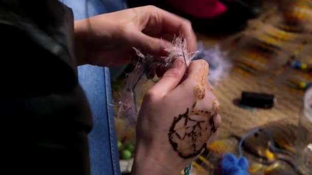 針と糸で装飾的なドリームキャッチャーを作成する女性の手のショットを閉じます — ストック動画