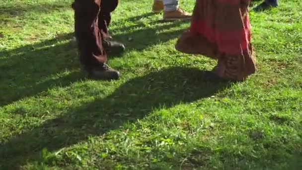 Çiftin Ayaklarının Yakın Çekimi Çayırda Dans Ettikten Sonra — Stok video