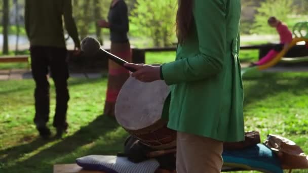 Nach Nahaufnahme Einer Jungen Frau Mit Einem Reed Schlägt Traditionelles — Stockvideo