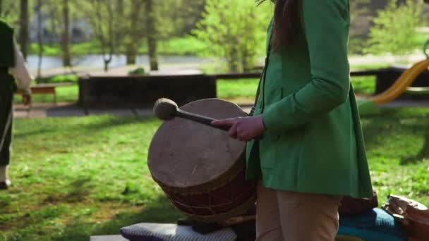 Після Крупним Планом Молода Жінка Рідкісними Традиційними Народними Барабанами — стокове відео