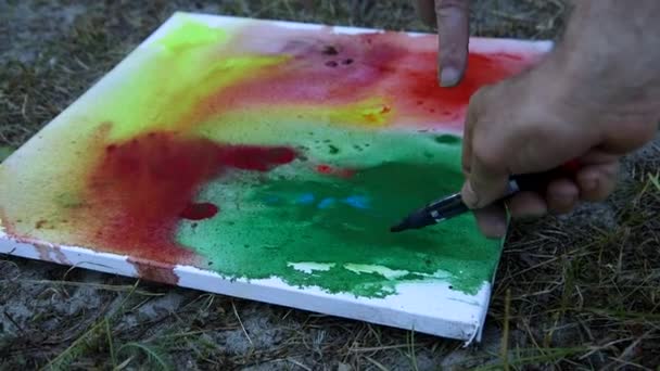 ハンドヘルド 閉じる アーティストのショット 試してみてから 新鮮なぬれた水彩画に署名 — ストック動画