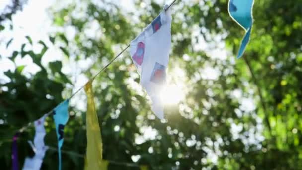 Cerca Toma Cuerda Banderas Tela Colores Jardín Contra Sol — Vídeos de Stock