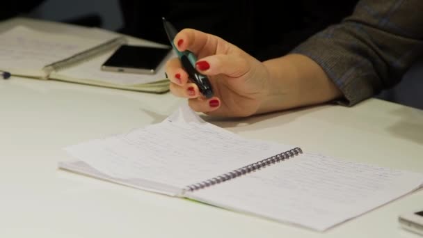 Seguindo Close Shot Women Nervously Twirling Pen Hand Notebook — Vídeo de Stock