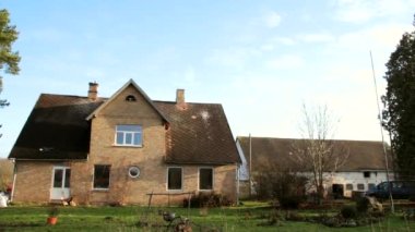 Arka plandaki Çok Basit Bir Kır Evi ve Ahır Binasının Geniş Sabit Çekimi