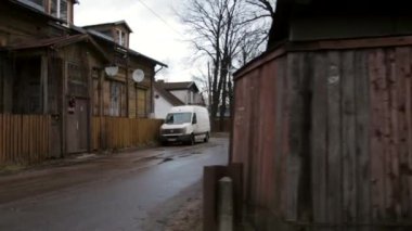 Banliyödeki Eski Binalarla Yan Cadde 'nin Geniş Aşısı