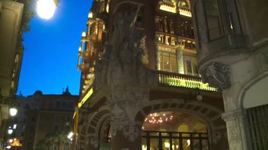 Asılı Katalan Bayrağıyla Çok Lüks Bir Binanın Orta Çekimi