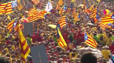 Sokaklarda Katalan Bayraklı Kalabalığın Geniş Çekimi