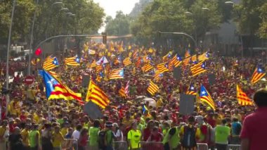 Sokaktaki Katalan Bayraklı Kalabalığın Statik Geniş Çekimi