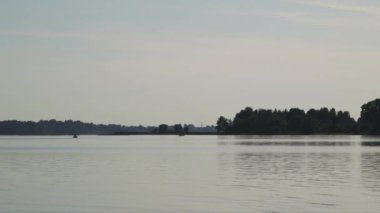 Geniş Arazi Görüntüsü Geniş İstikrarlı Geniş Alanı Geniş Nehir 'den Ormana ve Bazı Evlere