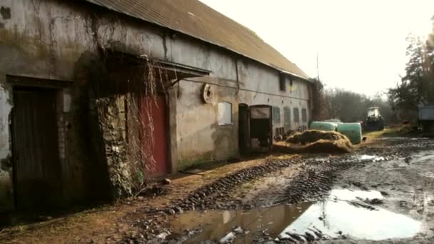 Steadicam Wide Shot Barn Early Spring Countryside Bad Condition — Stok Video