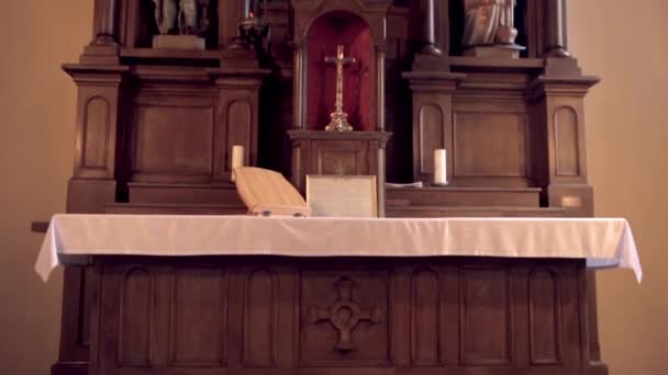 Panning Medium Shot Van Altaar Kerk Met Beeldjes Heilige Foto — Stockvideo