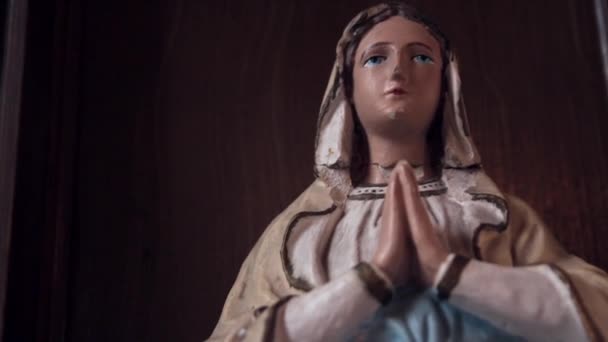 Стейдікам Крупним Планом Знімок Статуї Святої Марії Церкві — стокове відео