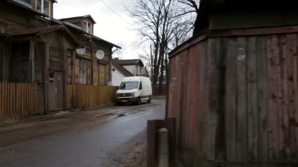 교외의 오래된 건물과 사이드 스트리트의 드라이브 — 비디오