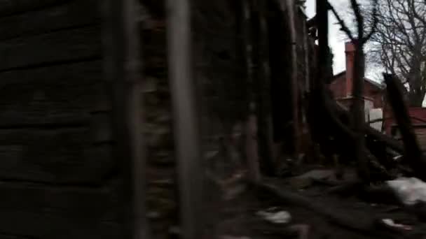 房屋被焚毁后开车横冲直撞 — 图库视频影像