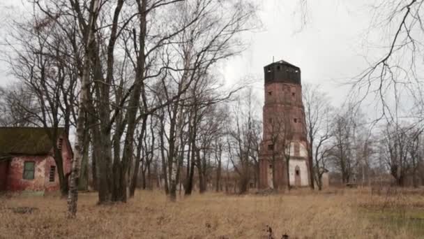 Steadicam Amplia Toma Vieja Torre Ladrillo Abandonado — Vídeos de Stock
