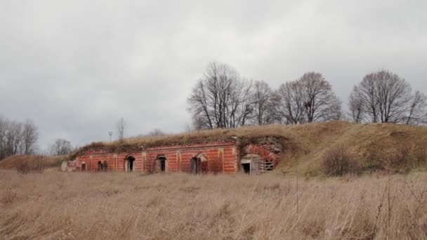 Steadicam Filmte 200 Jahre Alte Verlassene Überwucherte Kasernen — Stockvideo