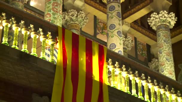 카탈로니아 깃발을 호화스러운 건물의 정체되는 — 비디오