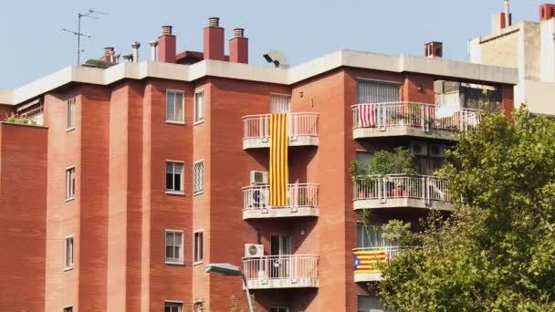 複数のカタルーニャの旗の掛かる住宅の静的な中型のショット — ストック動画