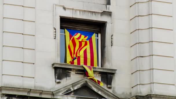 Tek Pencerede Katalan Bayraklarının Sabit Yakın Çekimi — Stok video