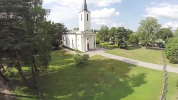 Luchtfoto Van Een Witte Eenvoudige Kerk Een Middelgrote Dorp Ikskile — Stockvideo