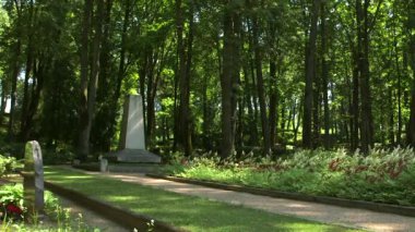 Mezarlıktaki Şehit Askerler İçin Anıt Taşın Geniş Çekimi