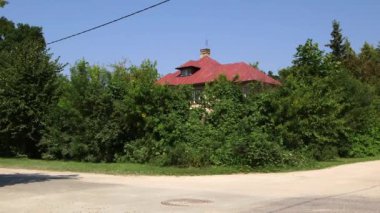 Önceki Yüzyılın Yaşayan Evi 'nin Dolly Geniş Çekimi Çalıların ve Ağaçların Arkasında Saklı