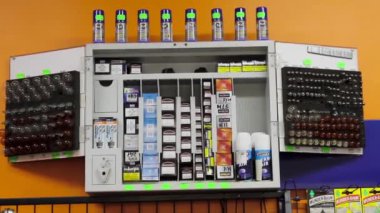 Dolu Dolabın Ampullerle Yakın Çekimi