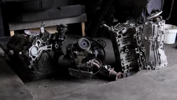 Hand Gehouden Medium Schot Van Vier Gedemonteerde Interne Verbrandingsmotoren Onderhouden — Stockvideo
