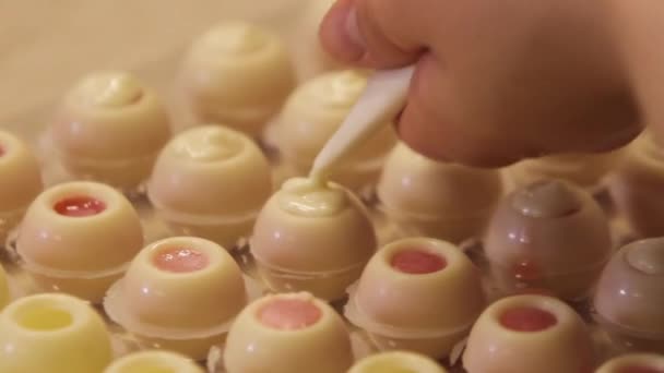 Hand Vastgehouden Close Shot Van Snoepgoed Covering Van Witte Chocolade — Stockvideo