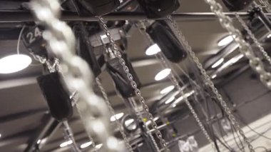 Motorize Kaldırma ile Yükselen Zincir Sayısının Dönen Çekimini Steadicam Kapat