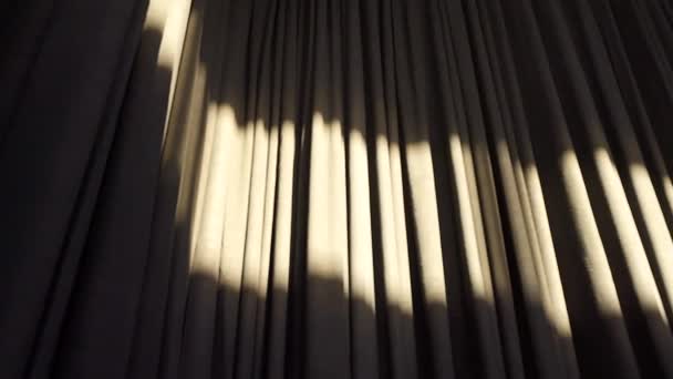 Steadicam ภาพกว างของจ านวนมากของส แสงแดด Draperies ในห องซ — วีดีโอสต็อก