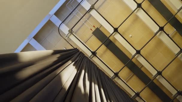 リハーサルホール天井トラックにおけるステディカム回転ワイドショット — ストック動画