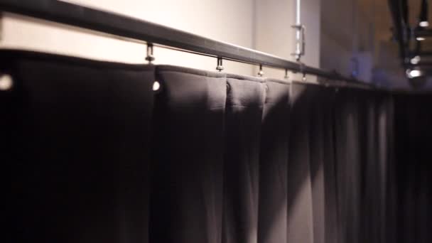 Steadicam Обертається Широкий Знімок Чорних Крапель Репетиційній Залі Стельових Доріжок — стокове відео