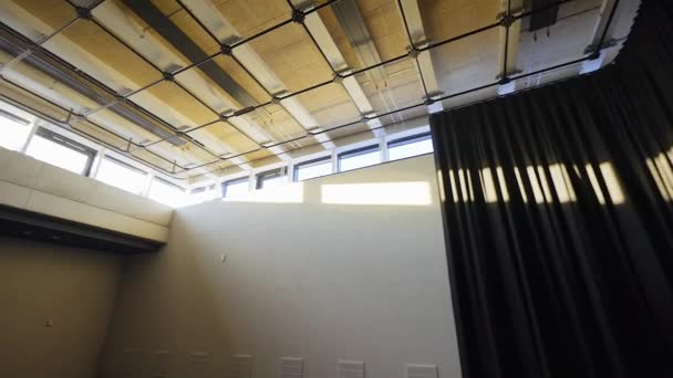 天井に取り付けパイプグリッドを備えたリハーサルホールのステディカム回転ワイドショット — ストック動画