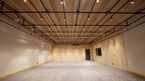 Steadicam Wide Shot Small Rehearsal Hall Com Grade Tubulação Montagem — Vídeo de Stock