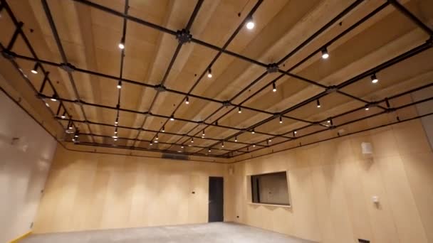 天井に取り付けパイプグリッドを備えた小さなリハーサルホールのステディカムワイドショット — ストック動画