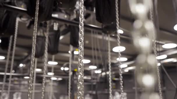 Steadicam Closing Shot Large Number Chains Raised Motorized Lift — стоковое видео