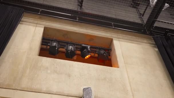 Steadicam Περιστρεφόμενη Ευρεία Λήψη Του Πορτοκαλί Spotlight Turning Dazzling Camera — Αρχείο Βίντεο