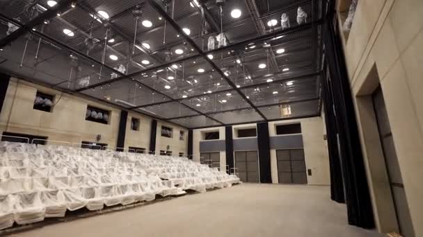 Steadicam Wide Shot Entering Empty Theater Hall Com Vista Para — Vídeo de Stock