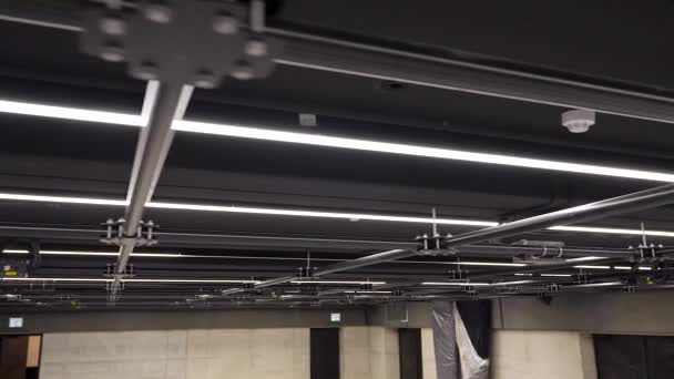 Steadicam Wide Shot Mounting Pipe Grid Het Plafond — Stockvideo