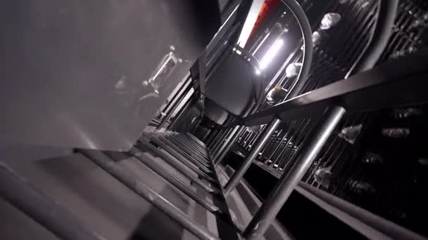 Steadicam Rotando Amplia Toma Escaleras Entre Bastidores Loft Mosca Teatro — Vídeo de stock