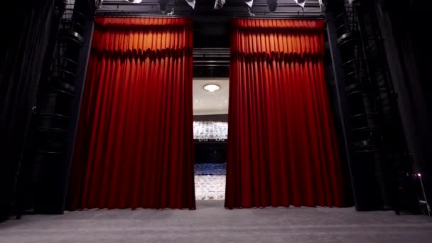 シアターオープニングの赤いベルベットカーテンのステディカムワイドショット — ストック動画